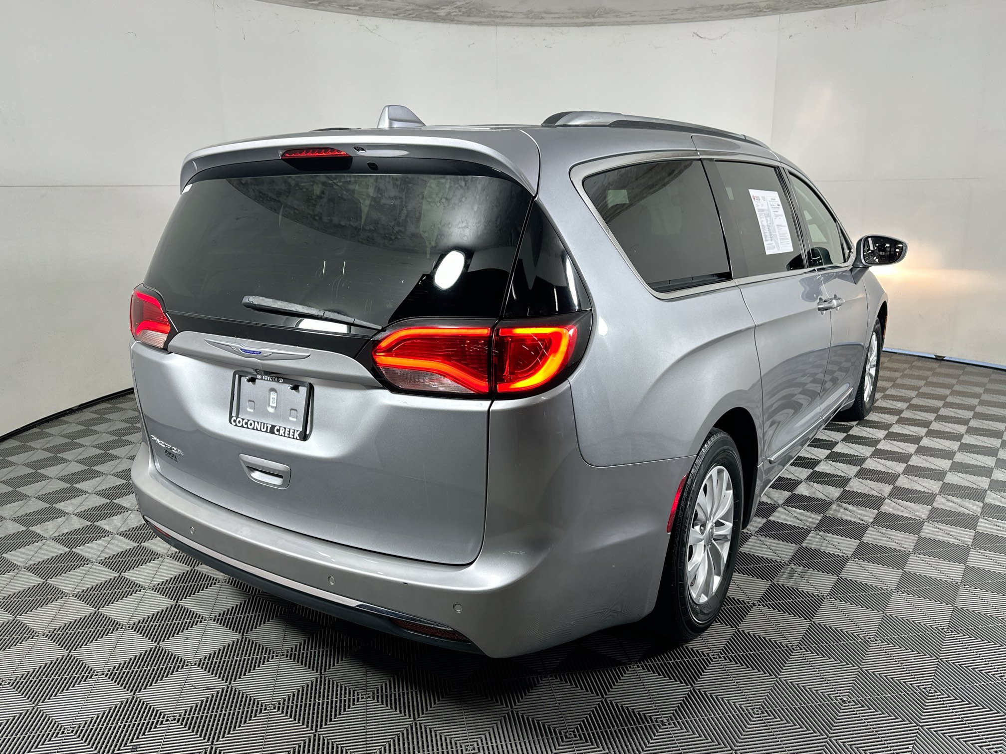 Used 2019 Chrysler Pacifica Touring-L FWD image 3