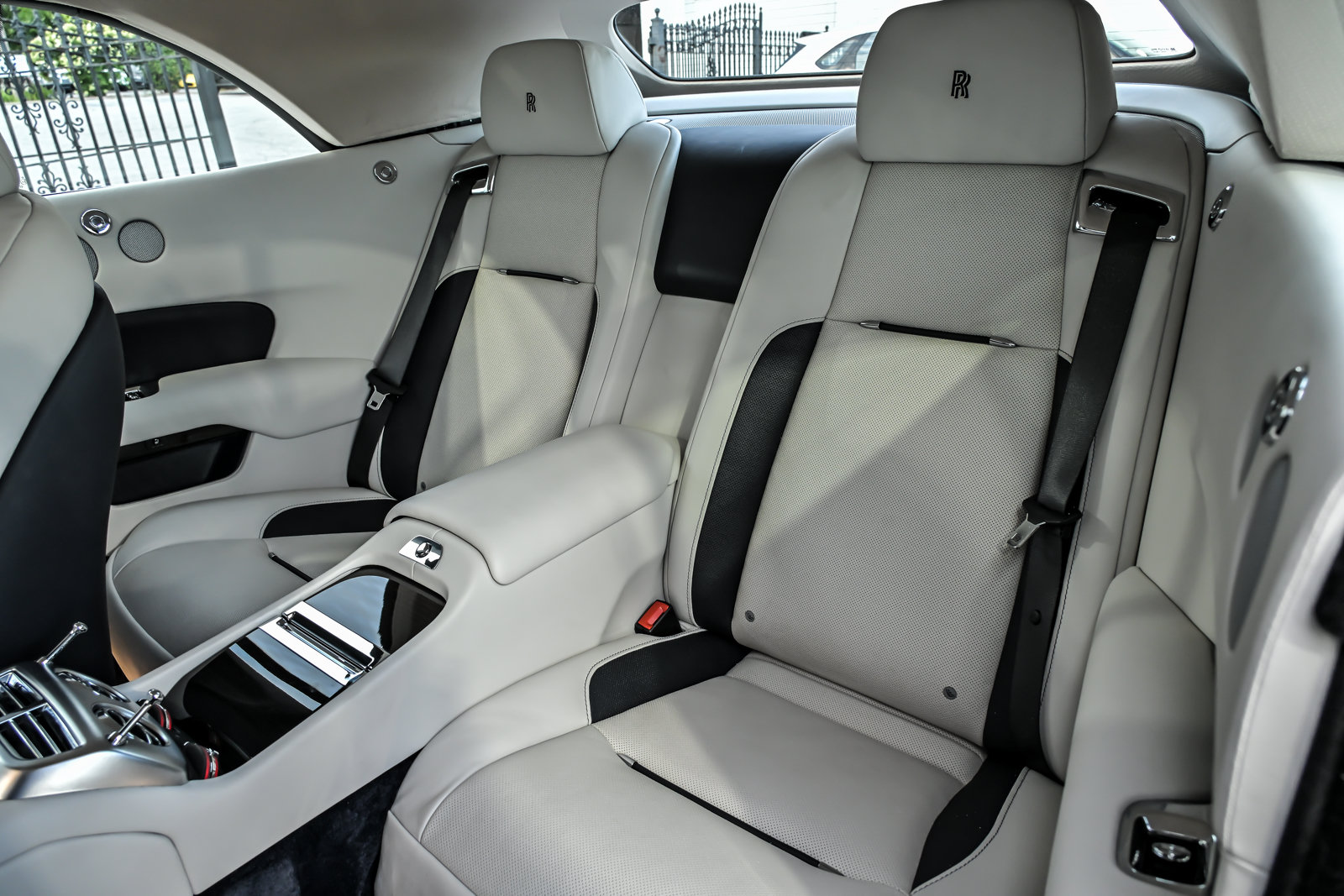 Used 2020 Rolls-Royce Dawn RWD image 27