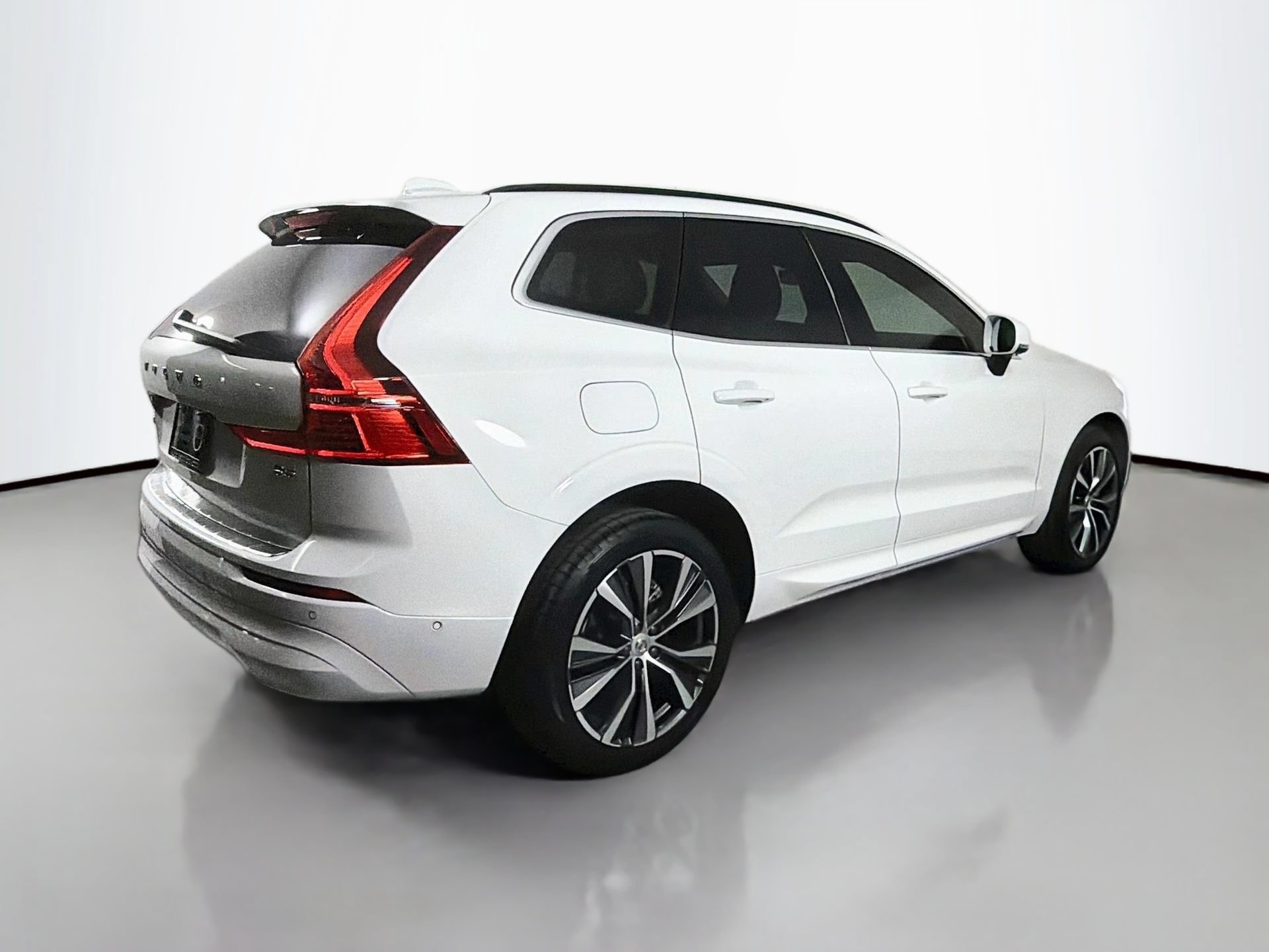 Certified 2022 Volvo XC60 B5 Momentum w/ Advanced Package FWD image 6