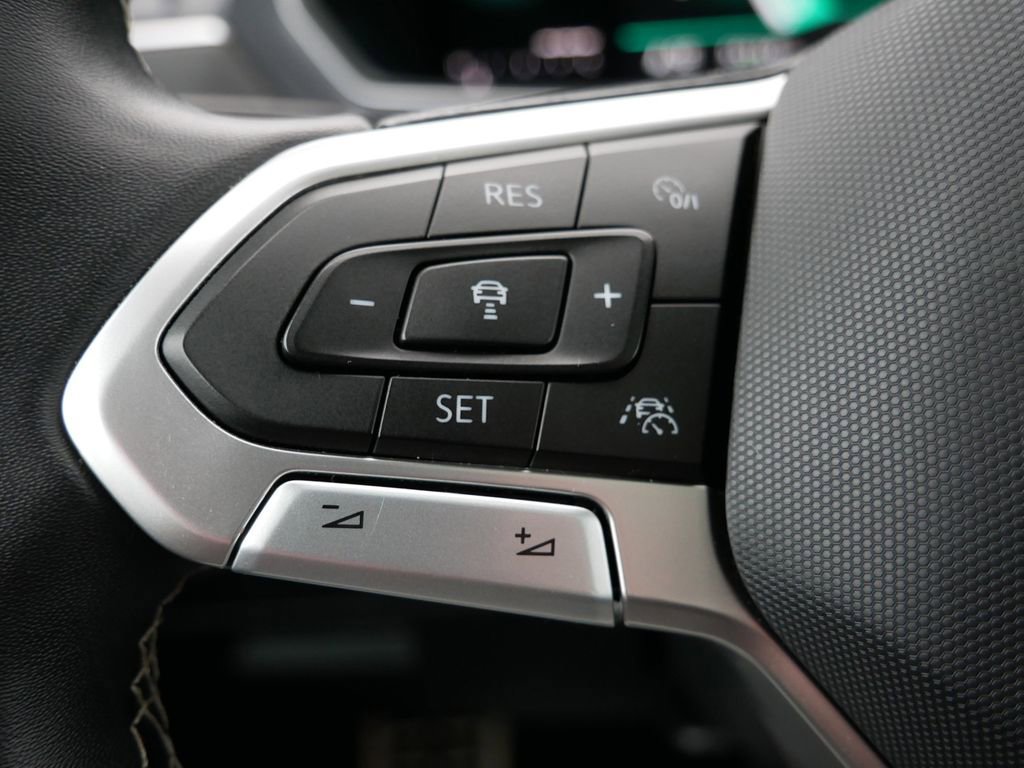 Used 2023 Volkswagen Tiguan SE R-Line image 23