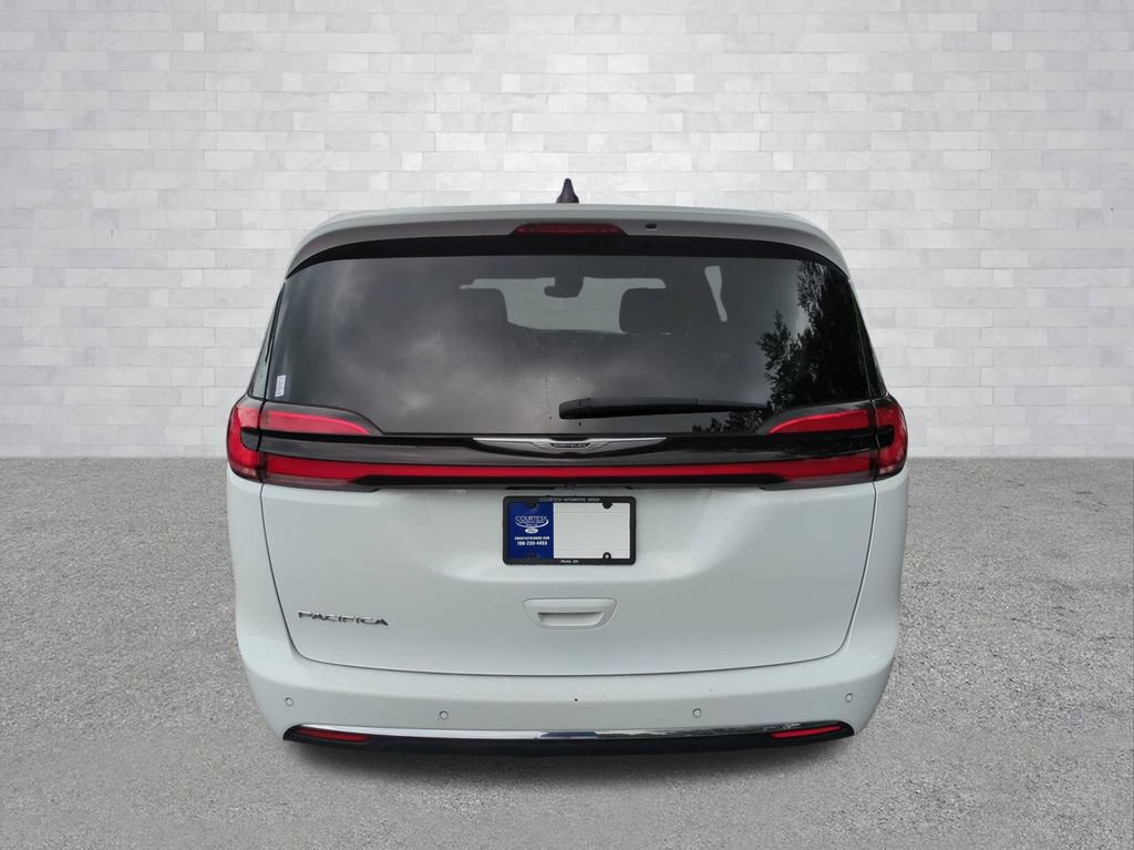 Used 2024 Chrysler Pacifica Touring-L FWD image 6