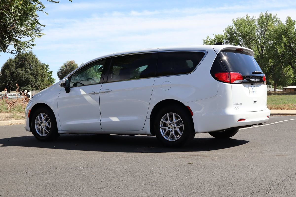 Used 2022 Chrysler Voyager LX FWD image 7