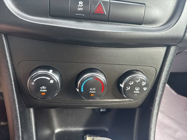 Used 2014 Dodge Avenger SE FWD image 17