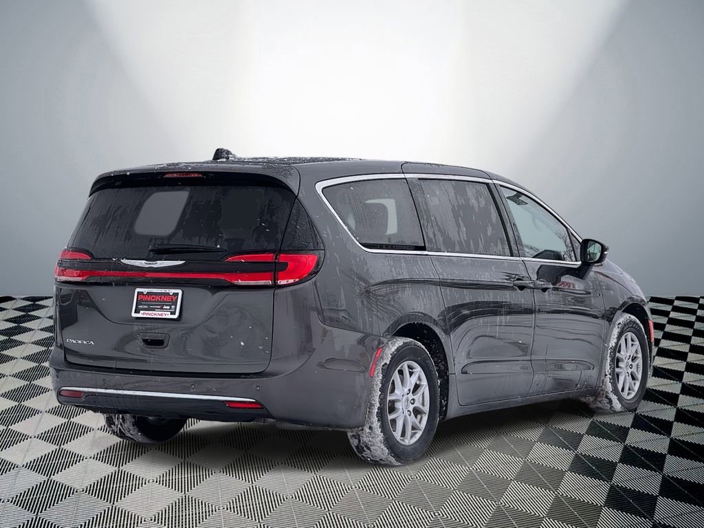 Used 2023 Chrysler Pacifica Touring-L image 5