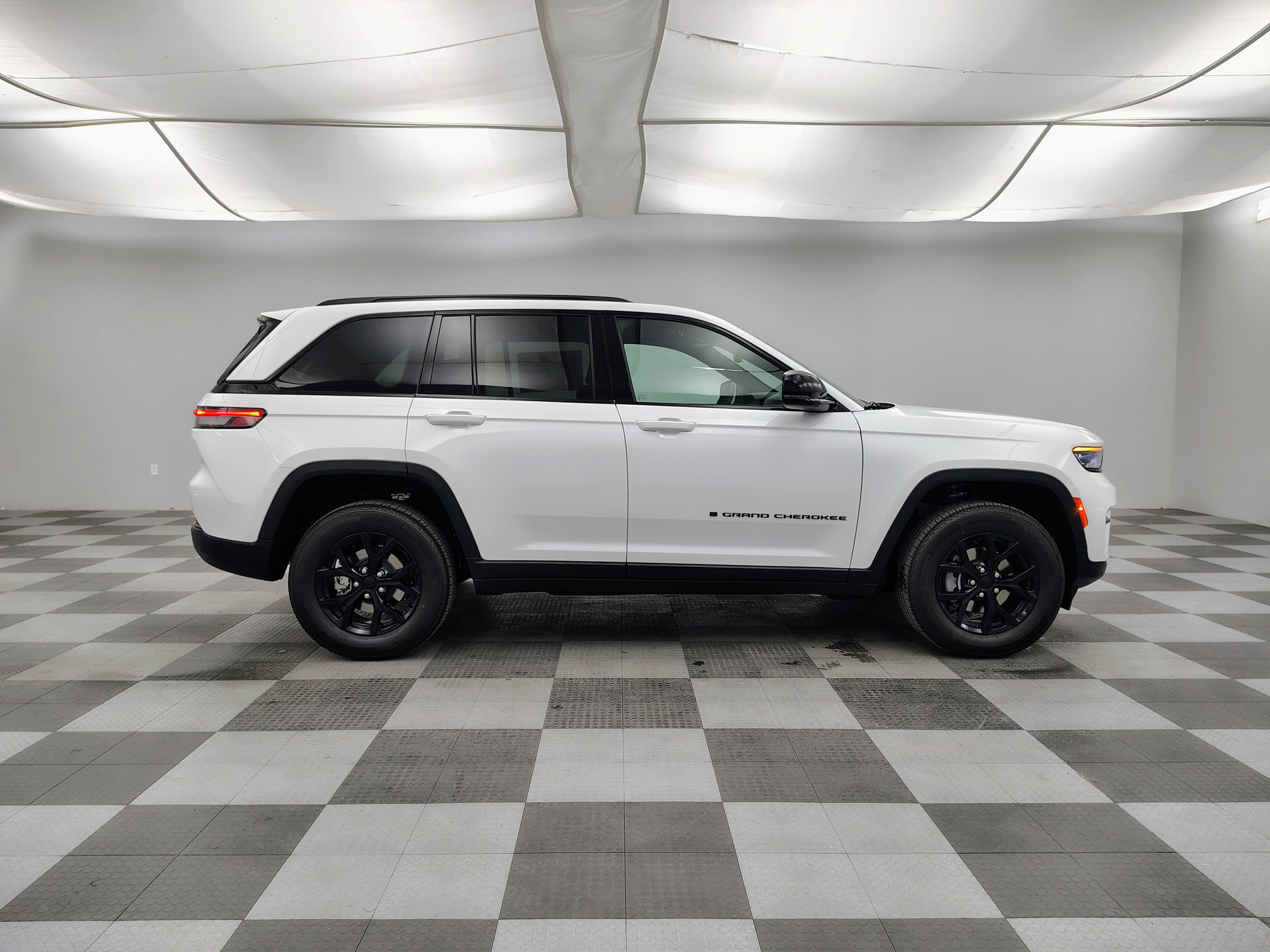 New 2025 Jeep Grand Cherokee Altitude image 11