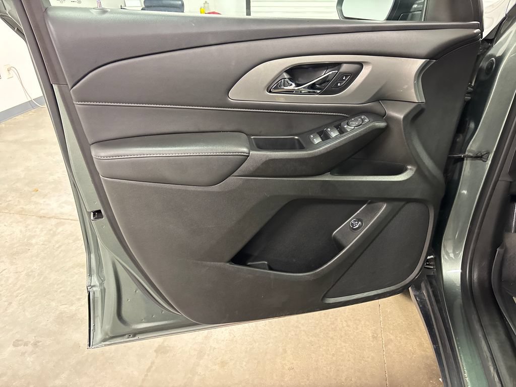 Used 2022 Chevrolet Traverse LT FWD image 22