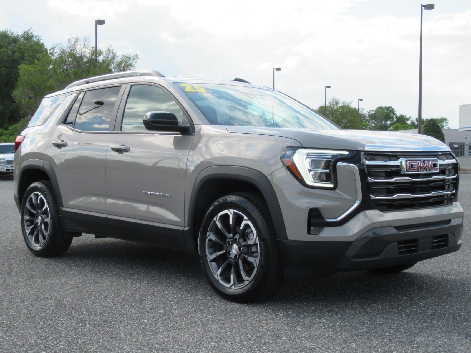 Used 2025 GMC Terrain Elevation w/ Elevation Premium Package AWD/4WD image 1