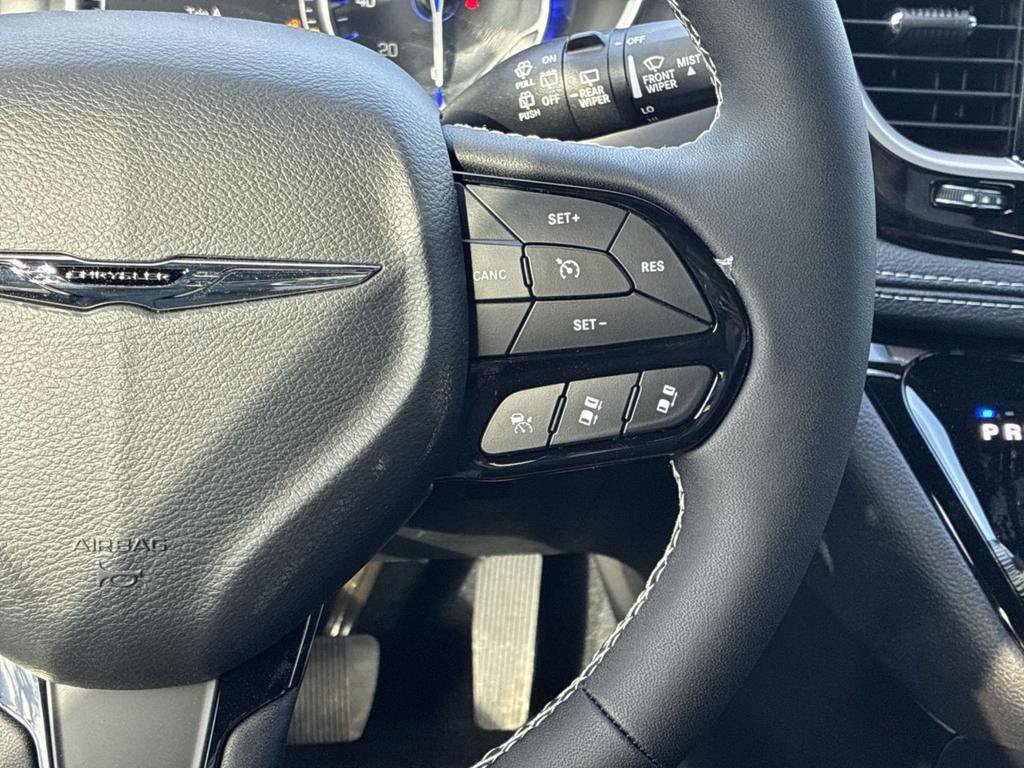 New 2026 Chrysler Pacifica Select FWD image 21