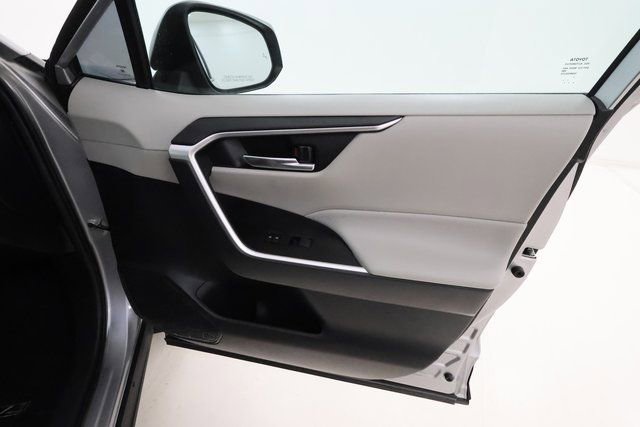 Used 2021 Toyota RAV4 XLE w/ Convenience Package image 19