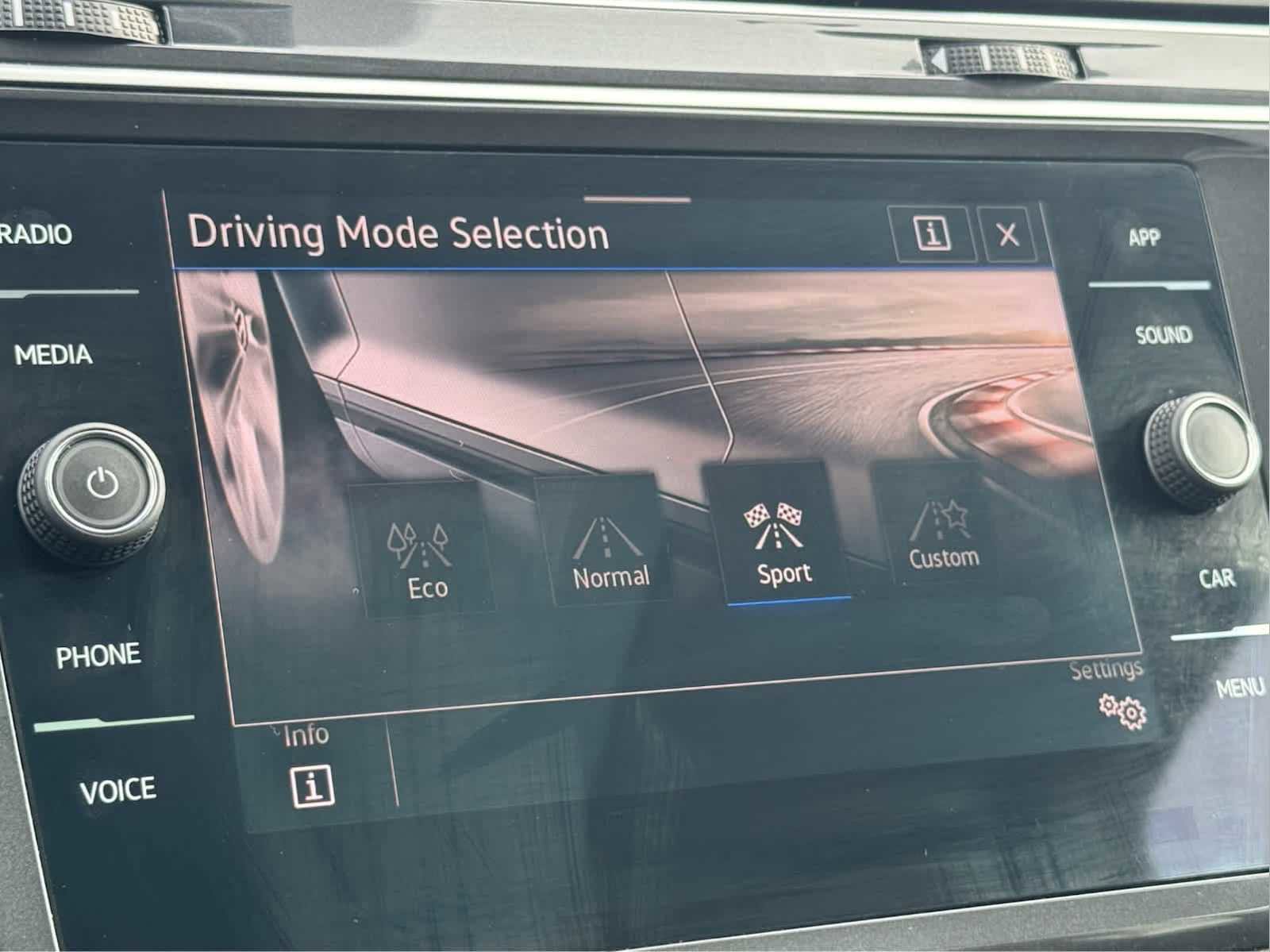 Certified 2024 Volkswagen Tiguan SE image 50