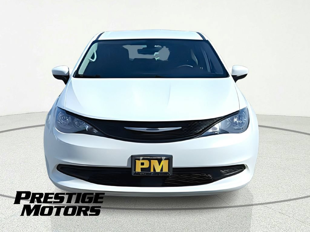 Used 2022 Chrysler Voyager LX FWD image 2