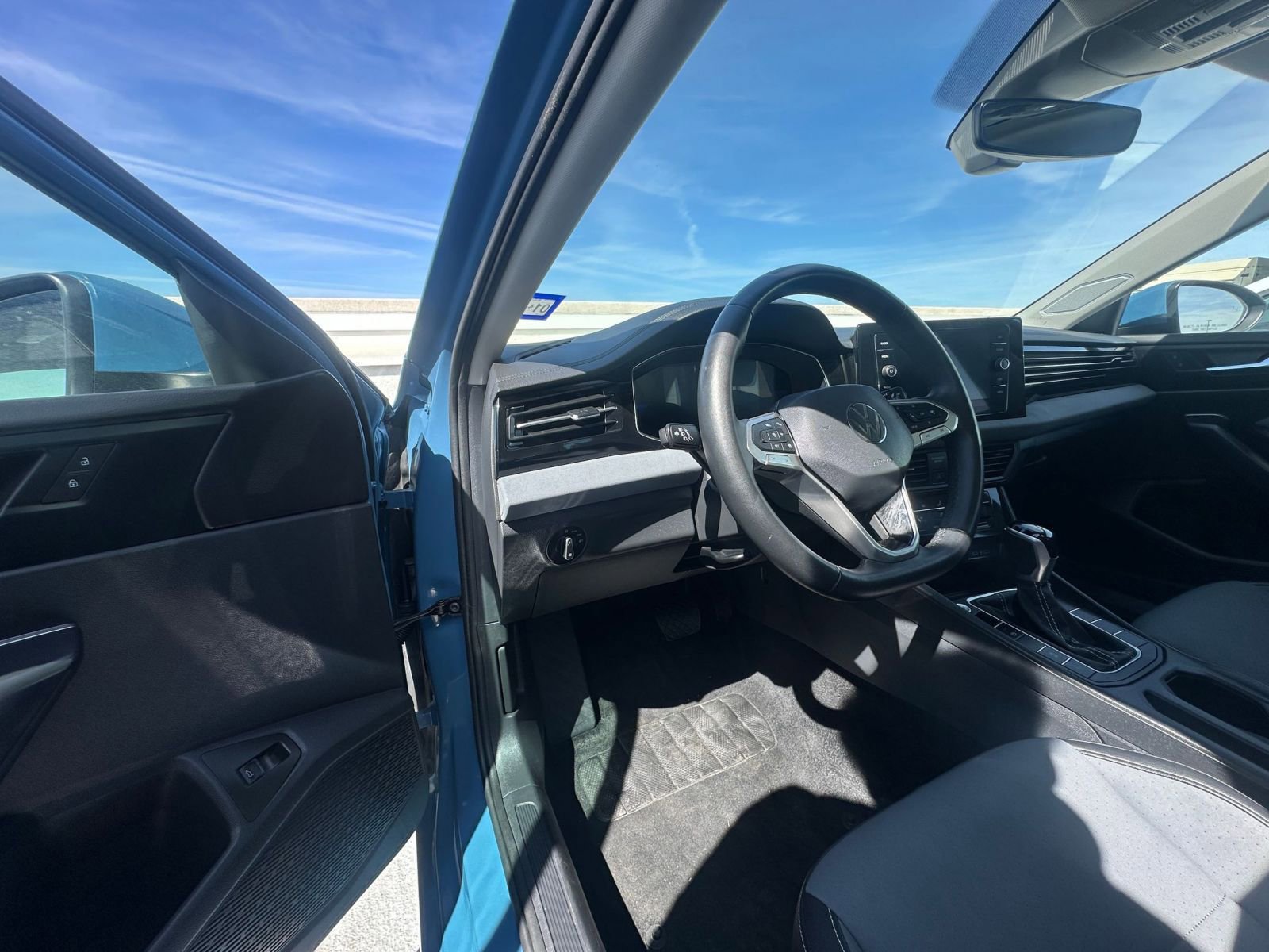 Used 2025 Volkswagen Jetta SE image 35