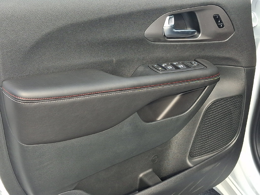 New 2027 Chrysler Pacifica Select AWD/4WD image 9