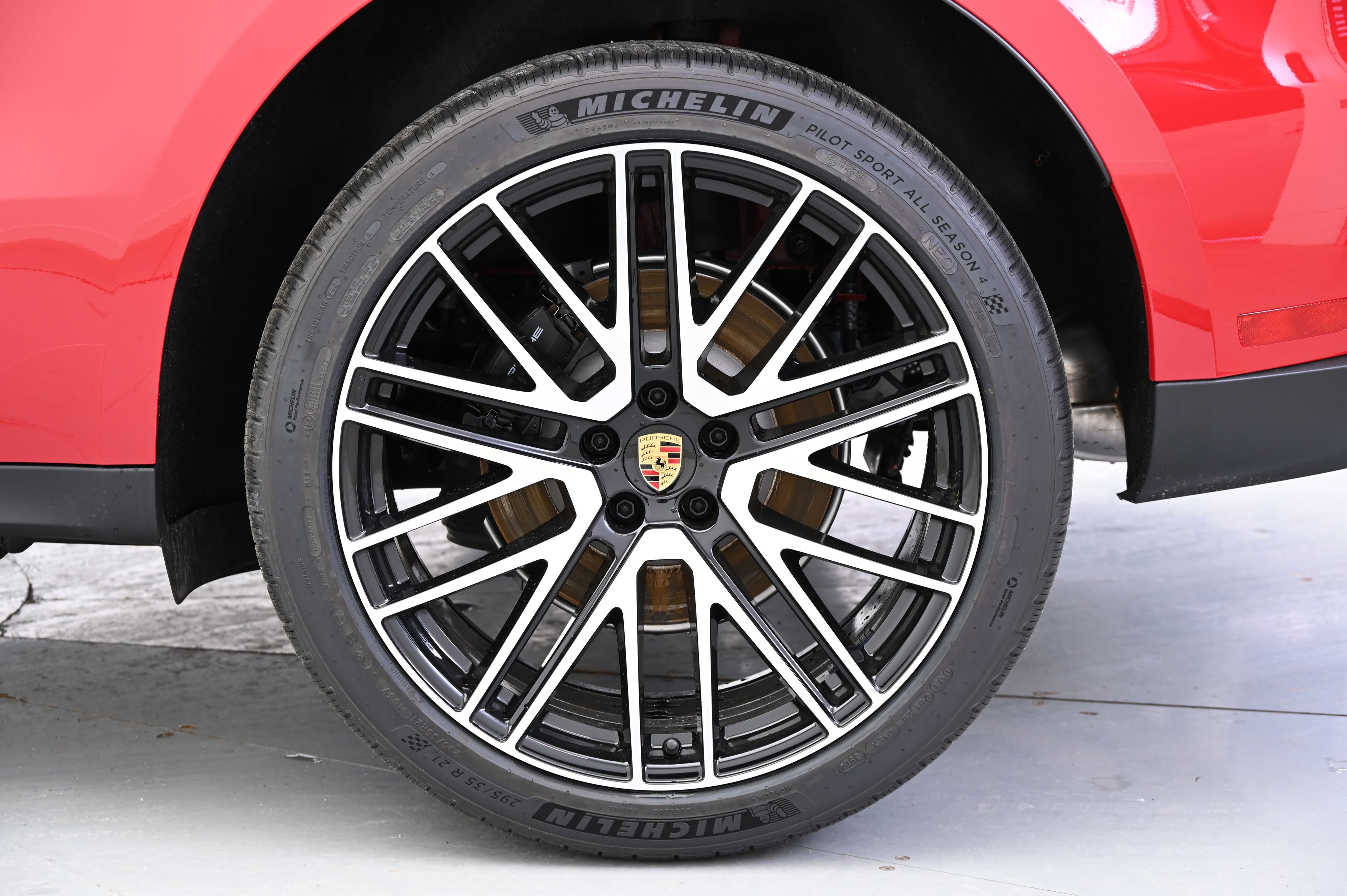 Used 2025 Porsche Macan image 16