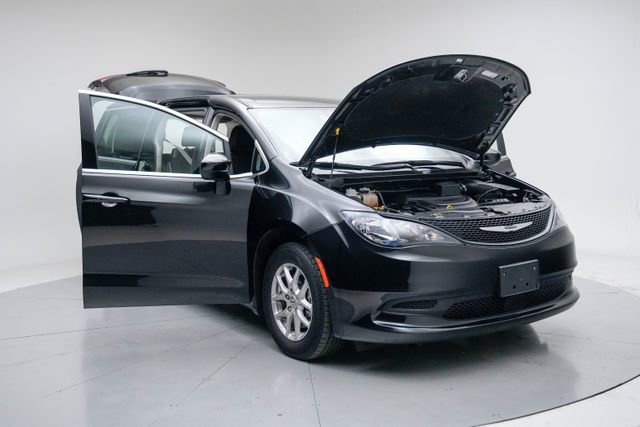 Used 2023 Chrysler Voyager LX image 15