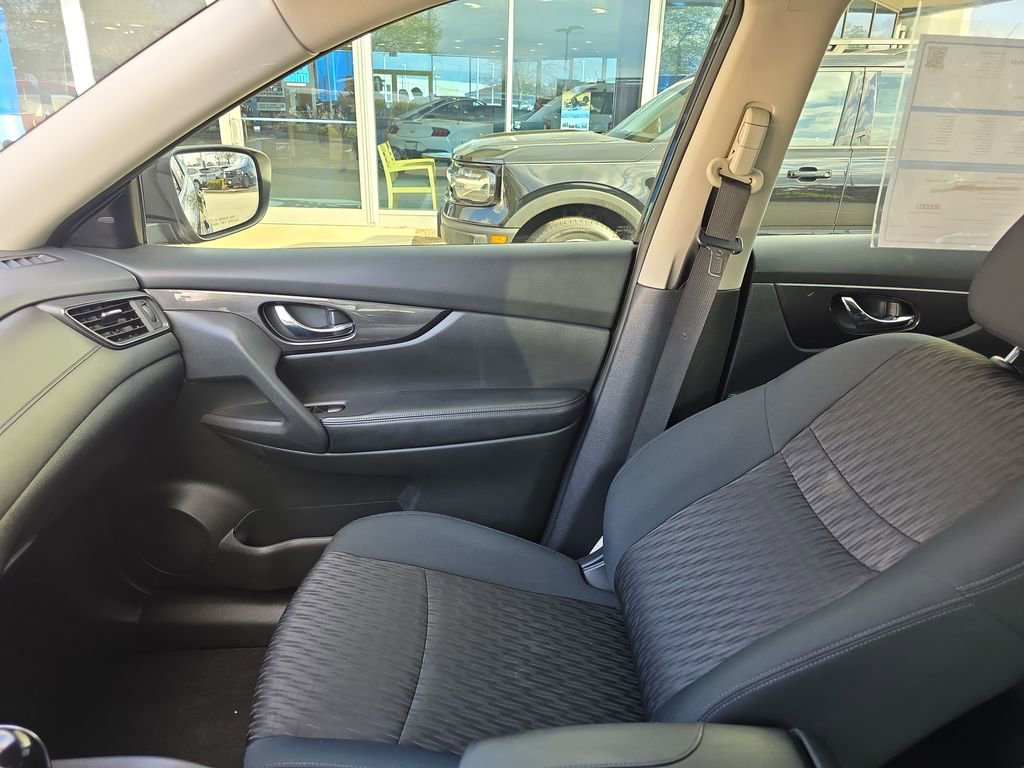 Used 2018 Nissan Rogue S image 34