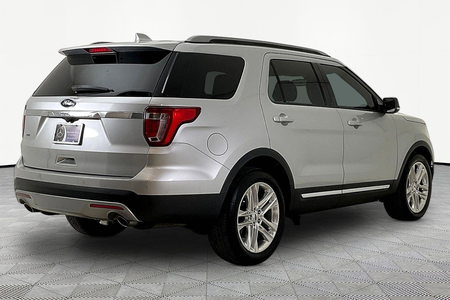 Used 2017 Ford Explorer XLT w/ Equipment Group 202A FWD image 6