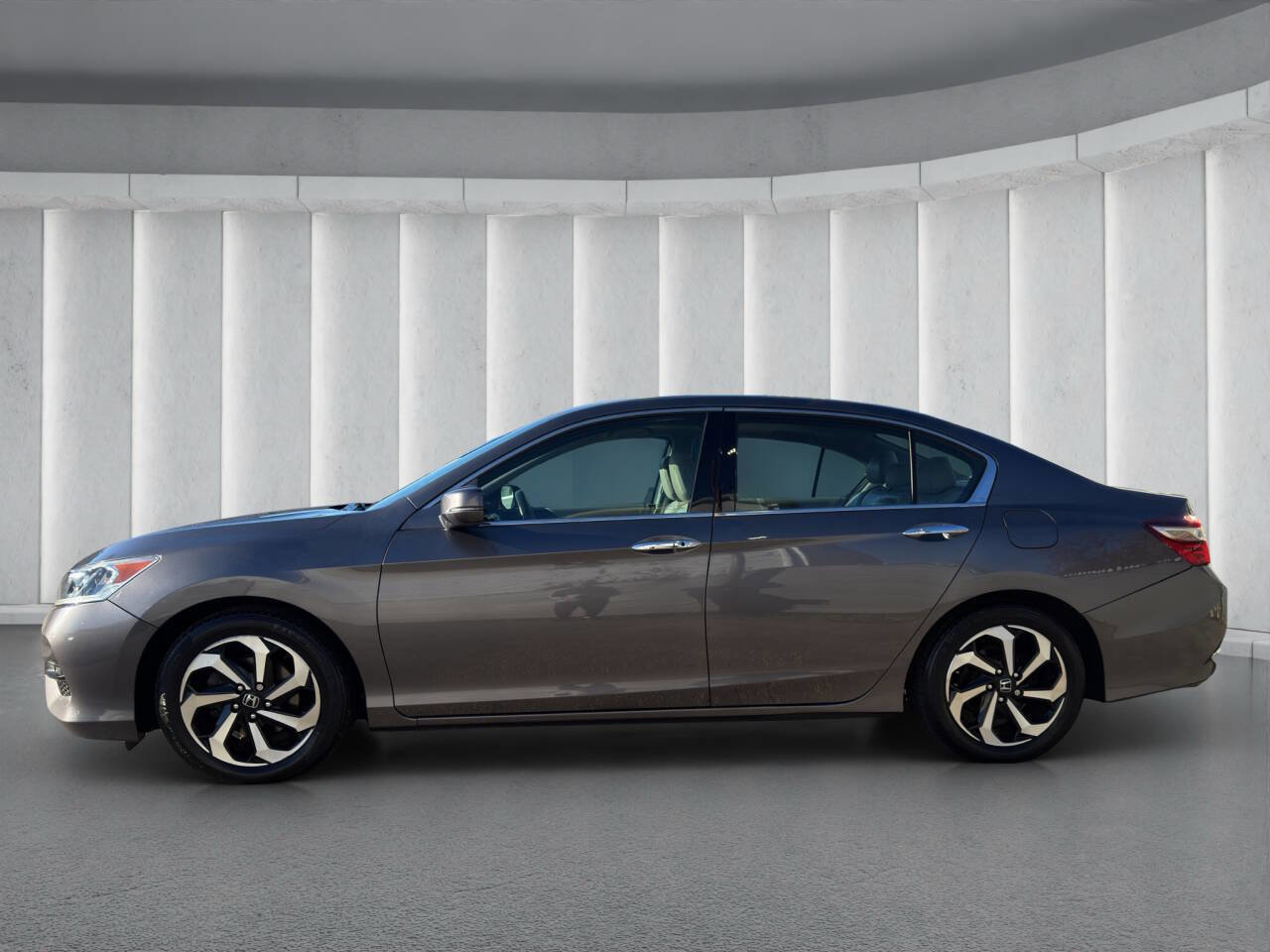 Used 2017 Honda Accord EX-L image 2