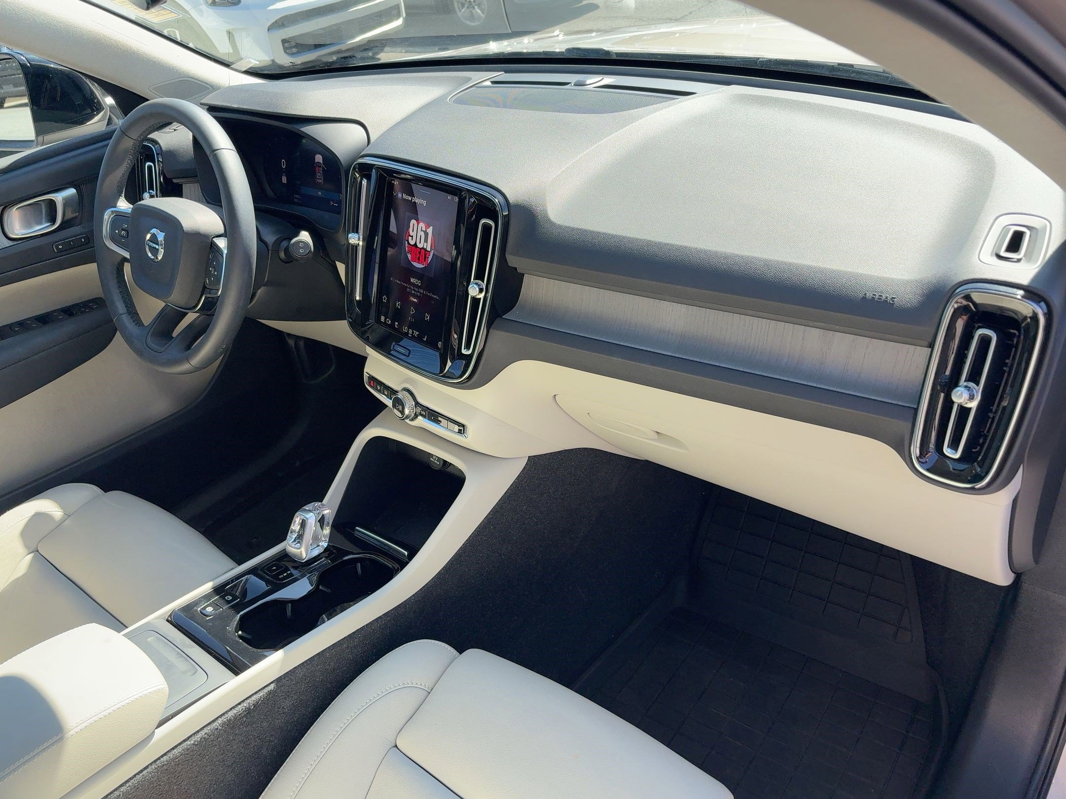 Used 2023 Volvo XC40 B5 Plus w/ Climate Package image 31