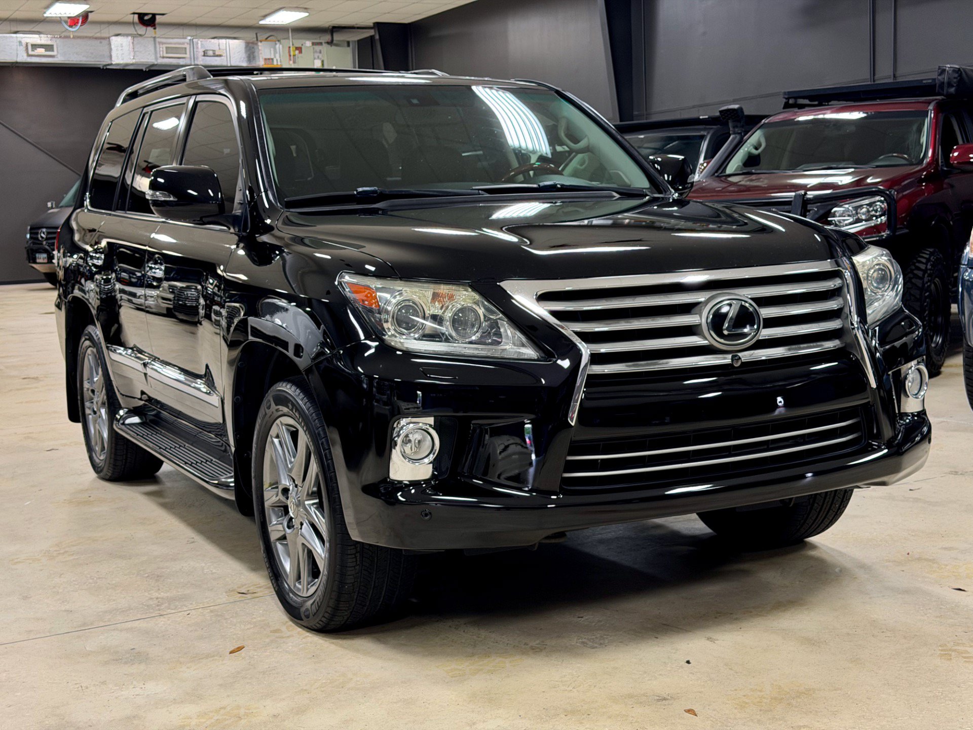 Used 2013 Lexus LX 570 4WD w/ Luxury Pkg w/Pre-crash image 5