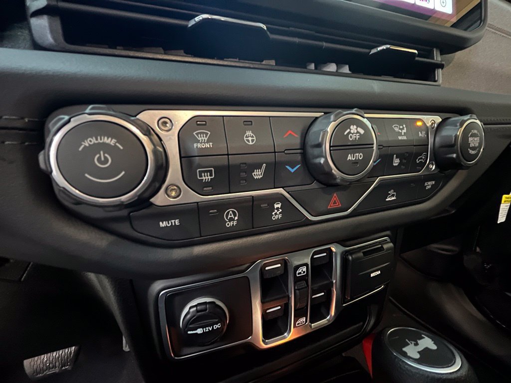Used 2026 Jeep Wrangler Unlimited Sahara AWD/4WD image 35
