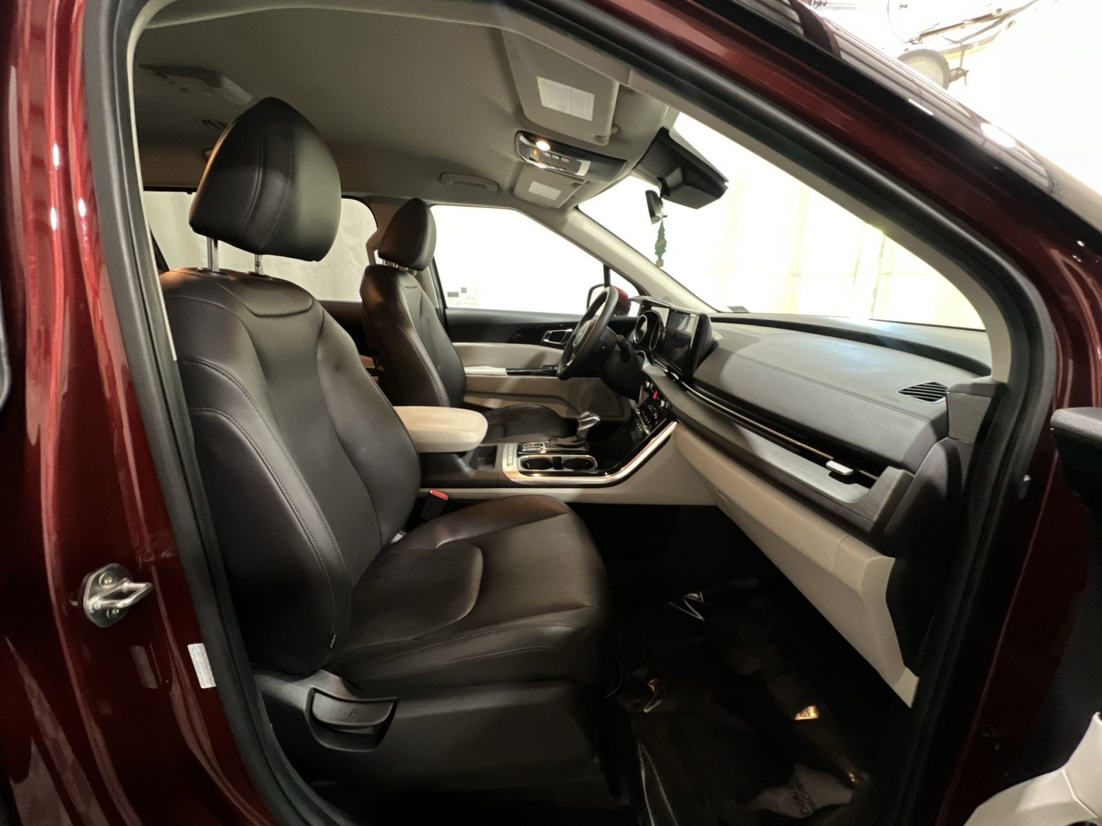 Used 2024 Kia Carnival EX FWD image 35
