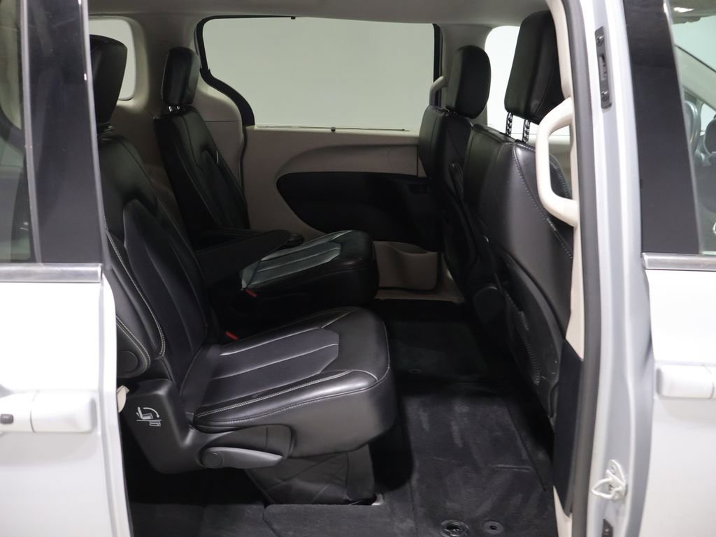 Used 2024 Chrysler Pacifica Touring-L FWD image 22