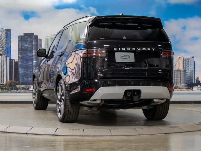 Certified 2025 Land Rover Discovery Metropolitan Edition image 9