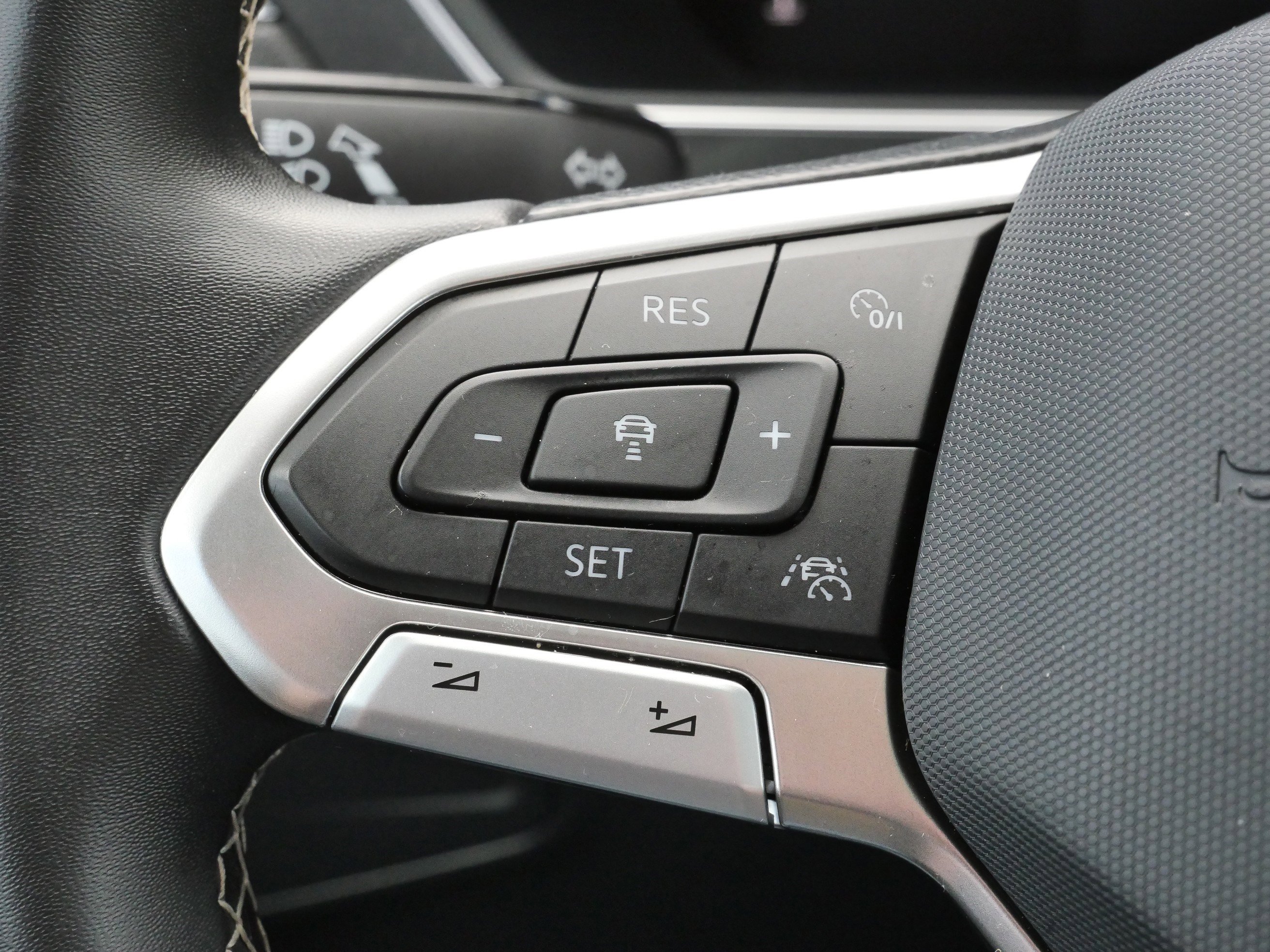 Used 2023 Volkswagen Tiguan SE R-Line FWD image 31