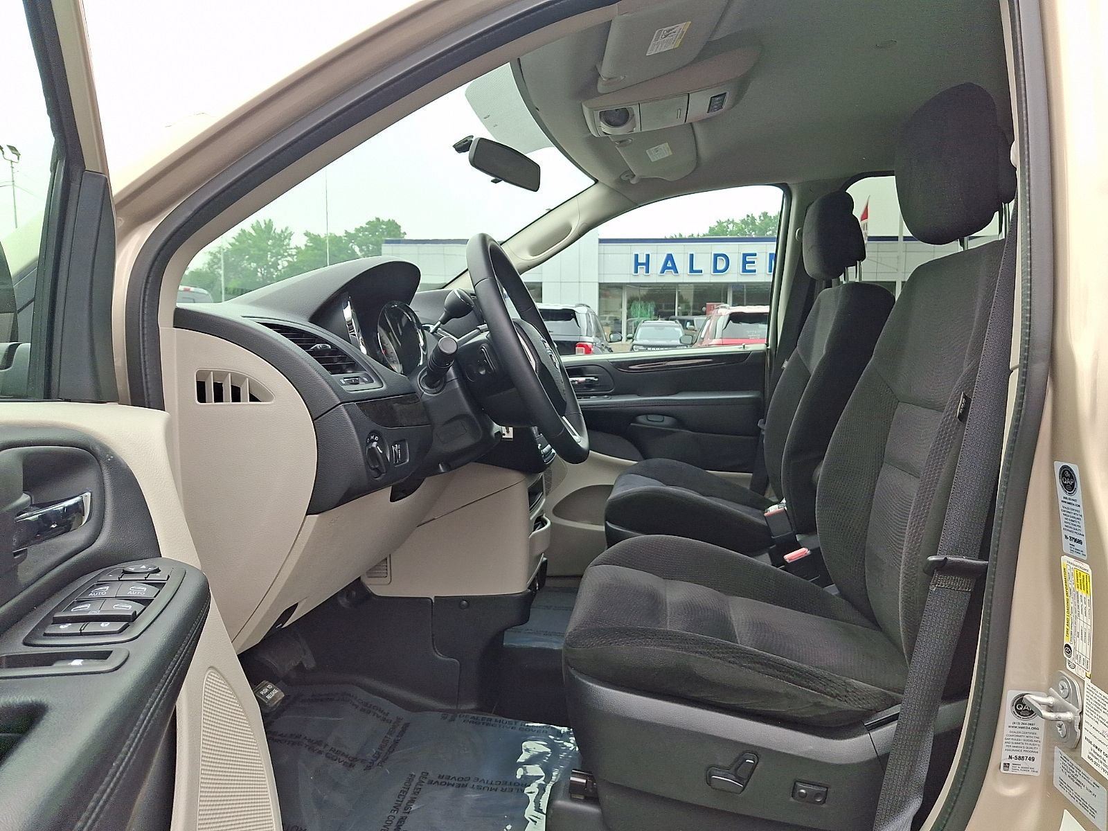 Used 2015 Dodge Grand Caravan SXT w/ Rear Park Assist Package FWD image 17