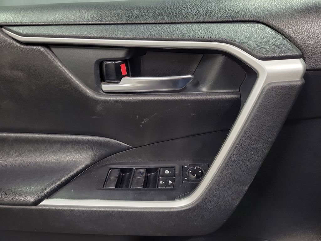 Used 2020 Toyota RAV4 XLE image 19