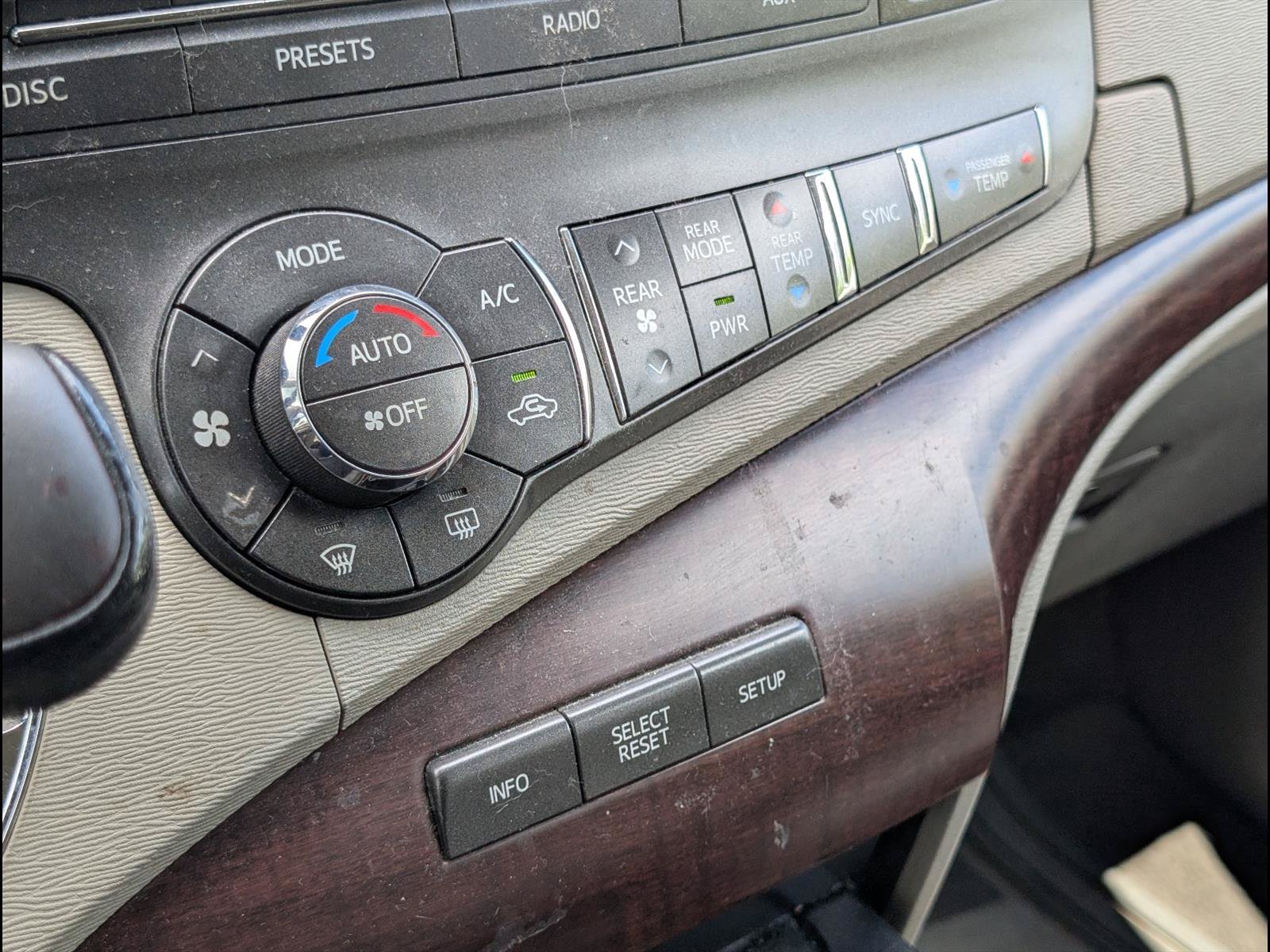Used 2011 Toyota Sienna XLE w/ Entertainment Pkg FWD image 14