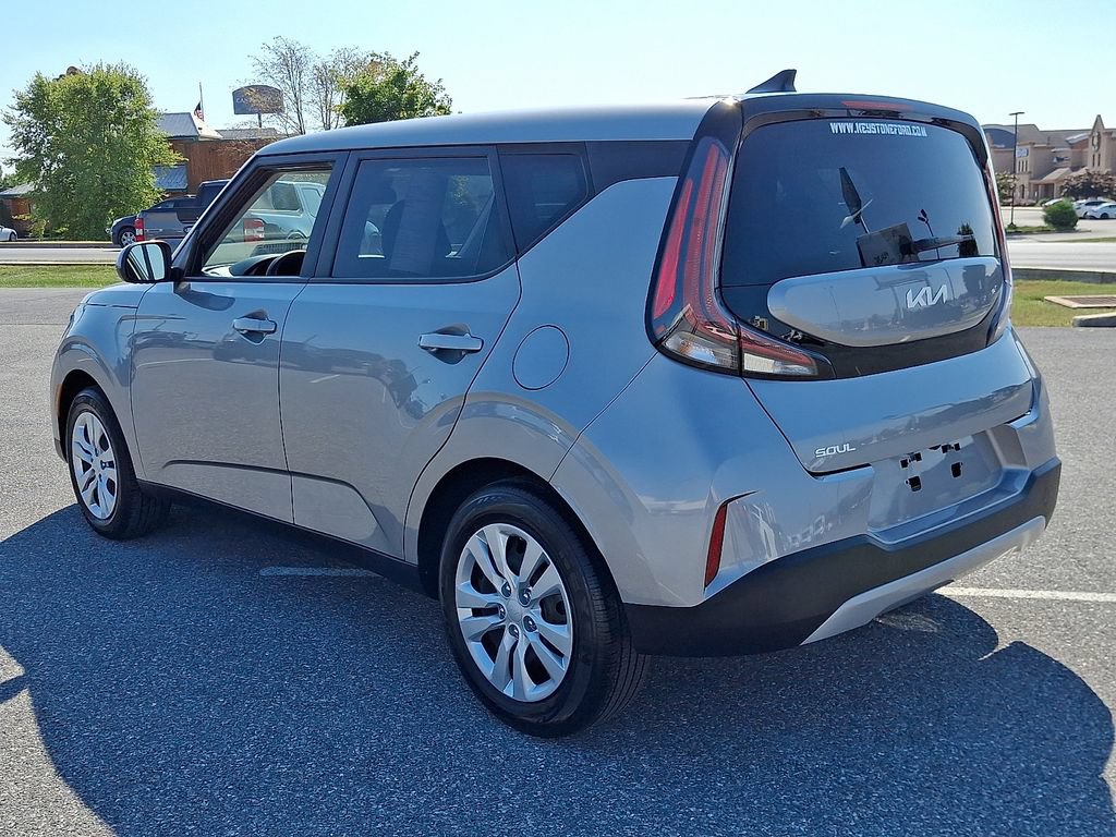 Used 2023 Kia Soul LX FWD image 4