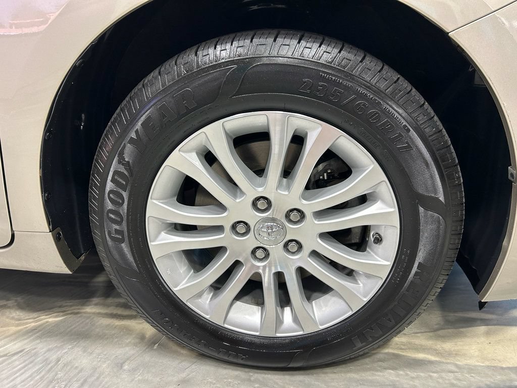 Used 2017 Toyota Sienna XLE w/ XLE Navigation Package FWD image 25