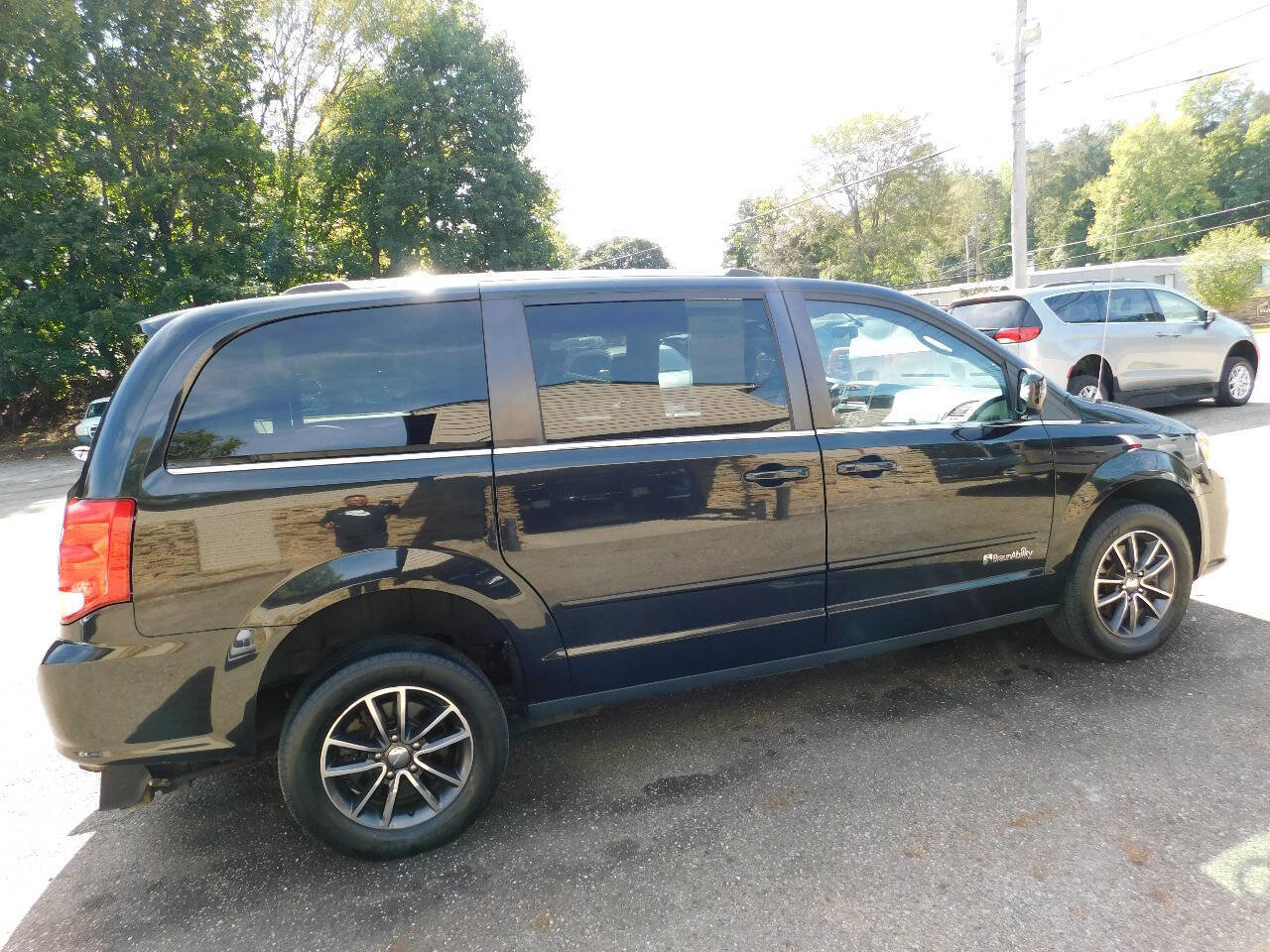Used 2017 Dodge Grand Caravan SXT image 17