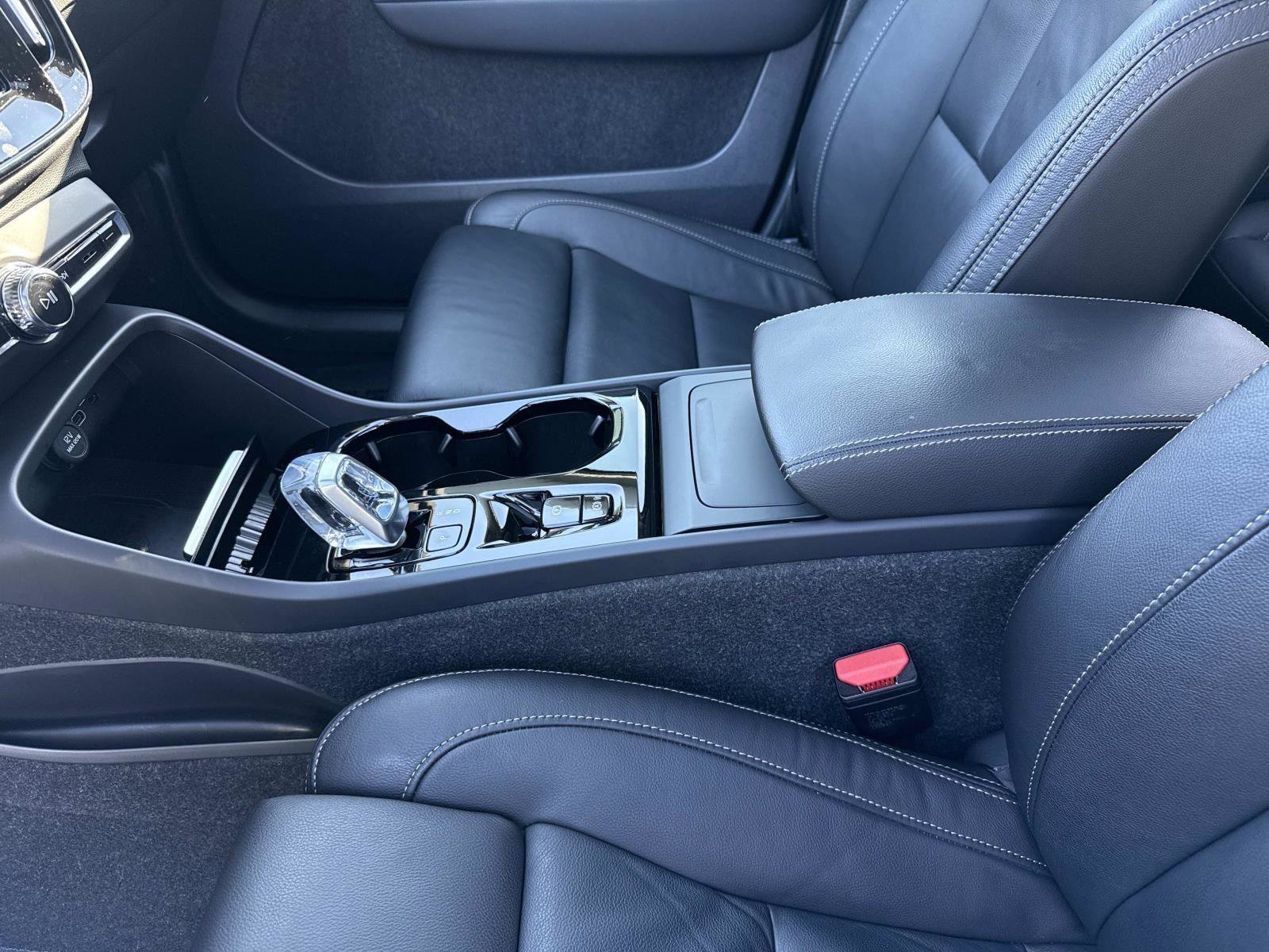 Used 2024 Volvo XC40 B5 Plus w/ Protection Package Premier image 15