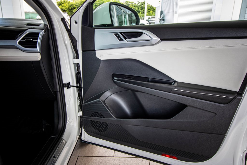 Certified 2025 Volkswagen Taos SE w/ Black Wheel Package image 42