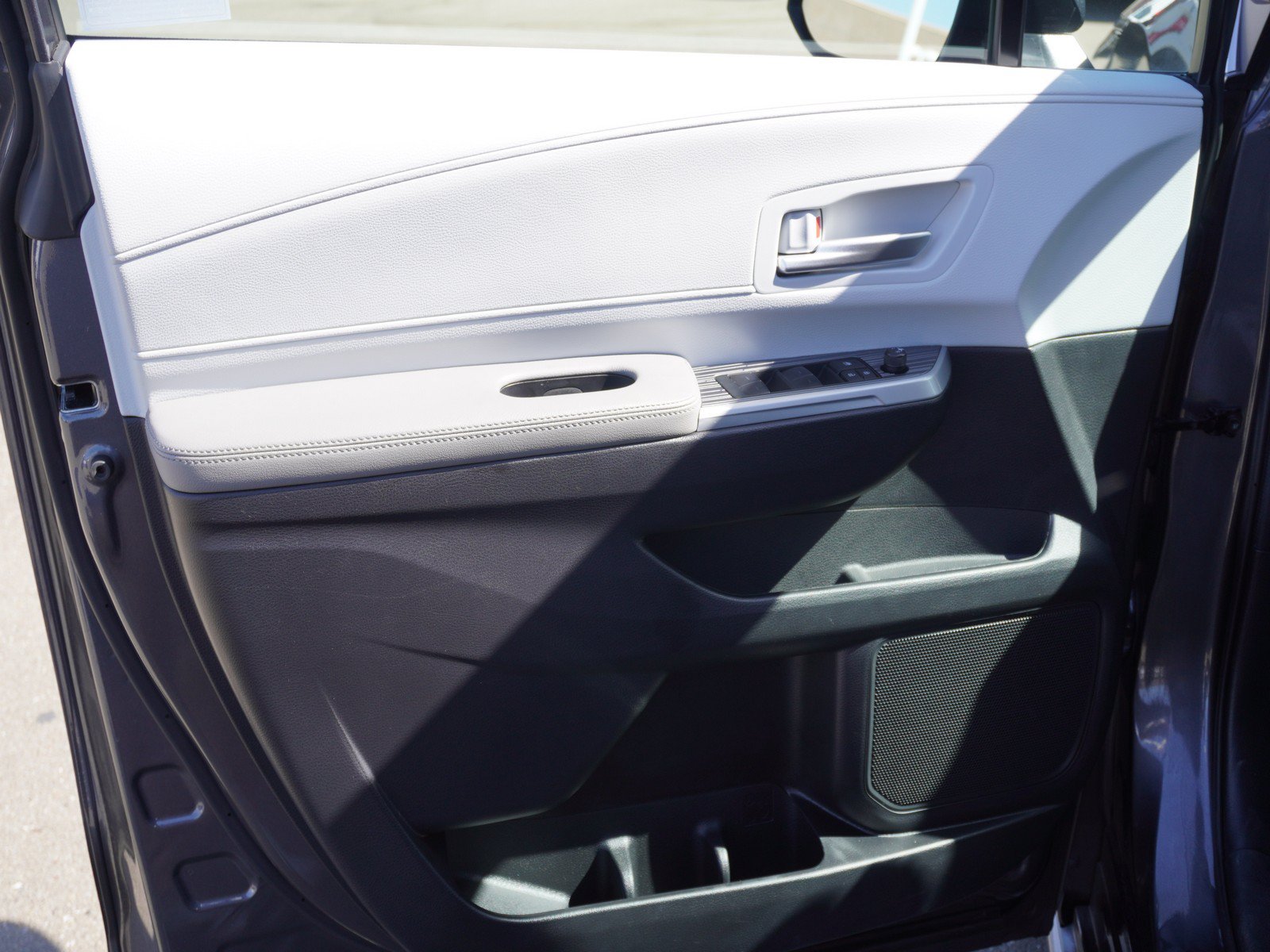 Used 2025 Toyota Sienna XLE w/ XLE Plus Package FWD image 23