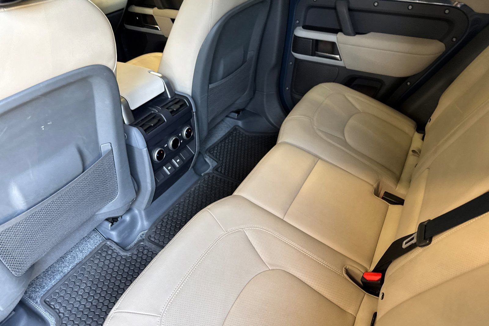 Used 2023 Land Rover Defender 110 SE AWD/4WD image 28