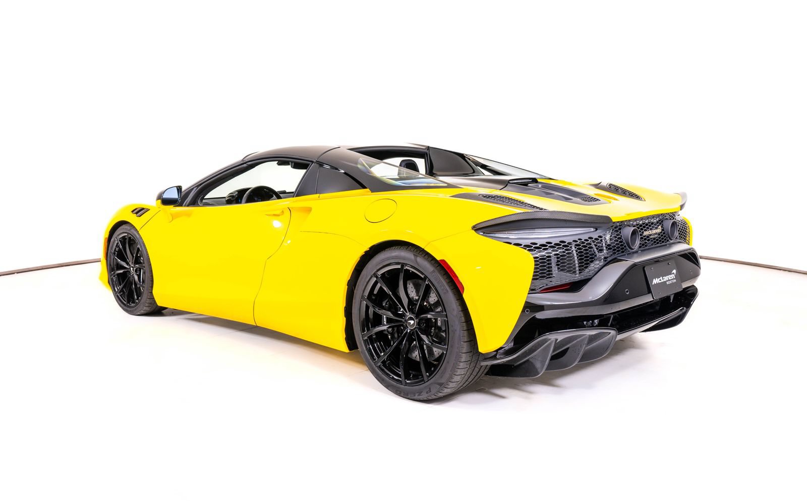 Used 2025 McLaren Artura Spider RWD image 4
