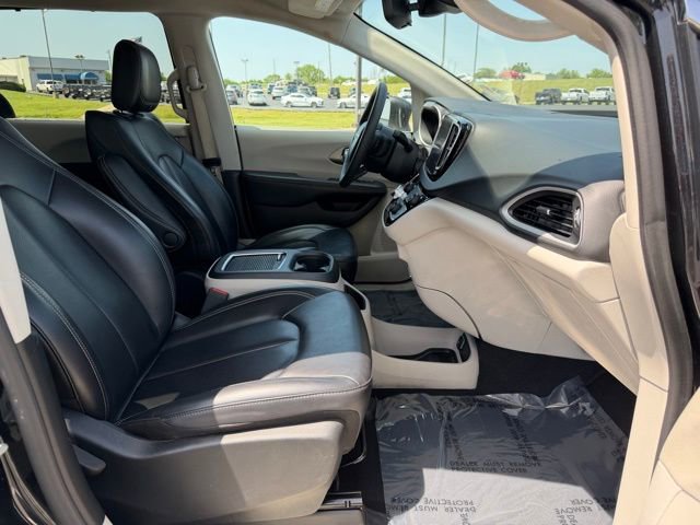 Used 2023 Chrysler Pacifica Touring-L FWD image 9