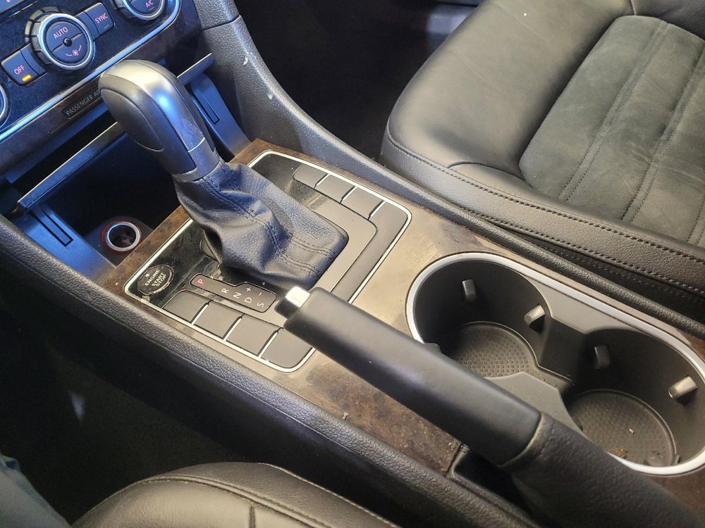 Used 2015 Volkswagen Passat 1.8T SEL Premium image 26