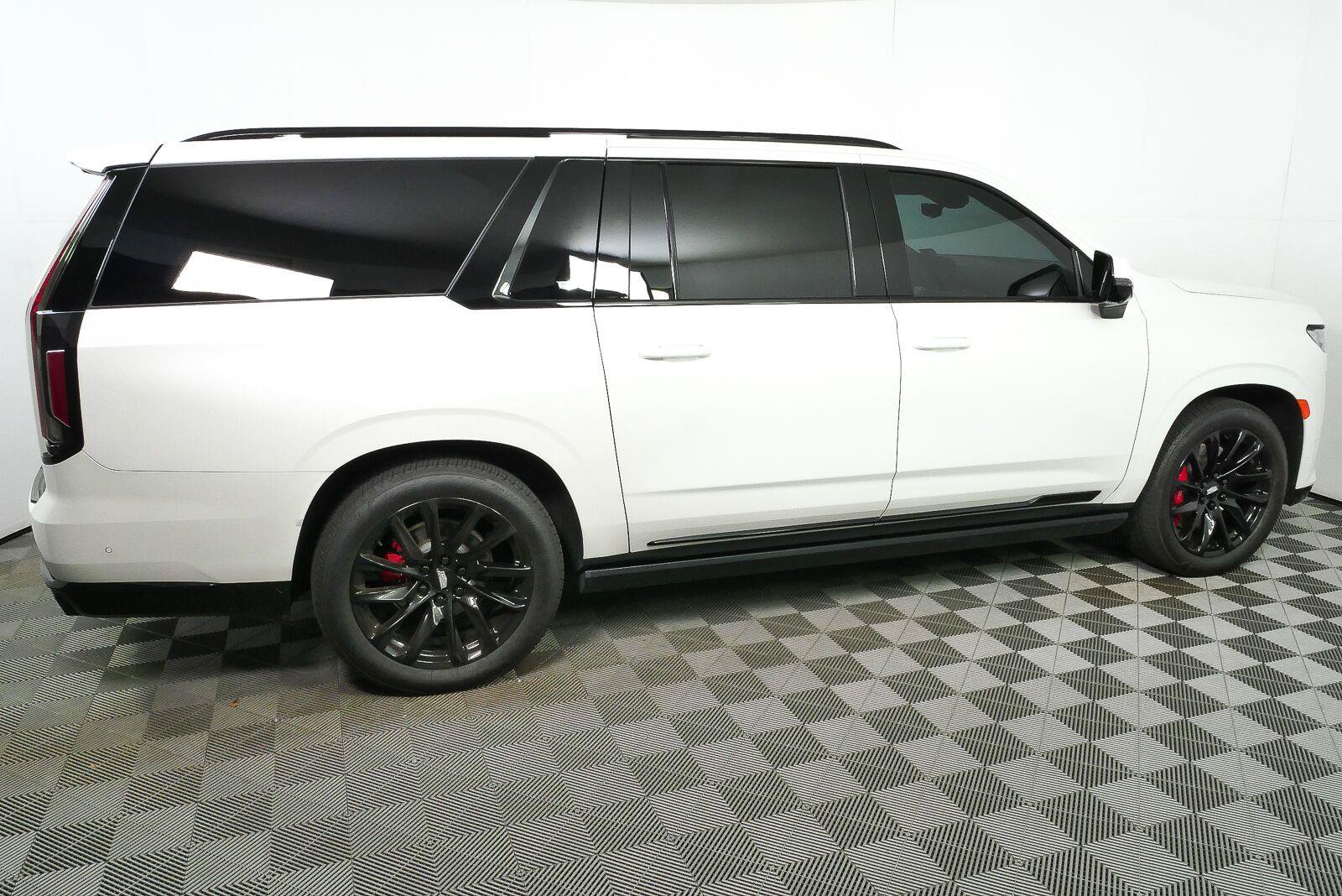 Used 2023 Cadillac Escalade ESV Sport Platinum AWD/4WD image 2