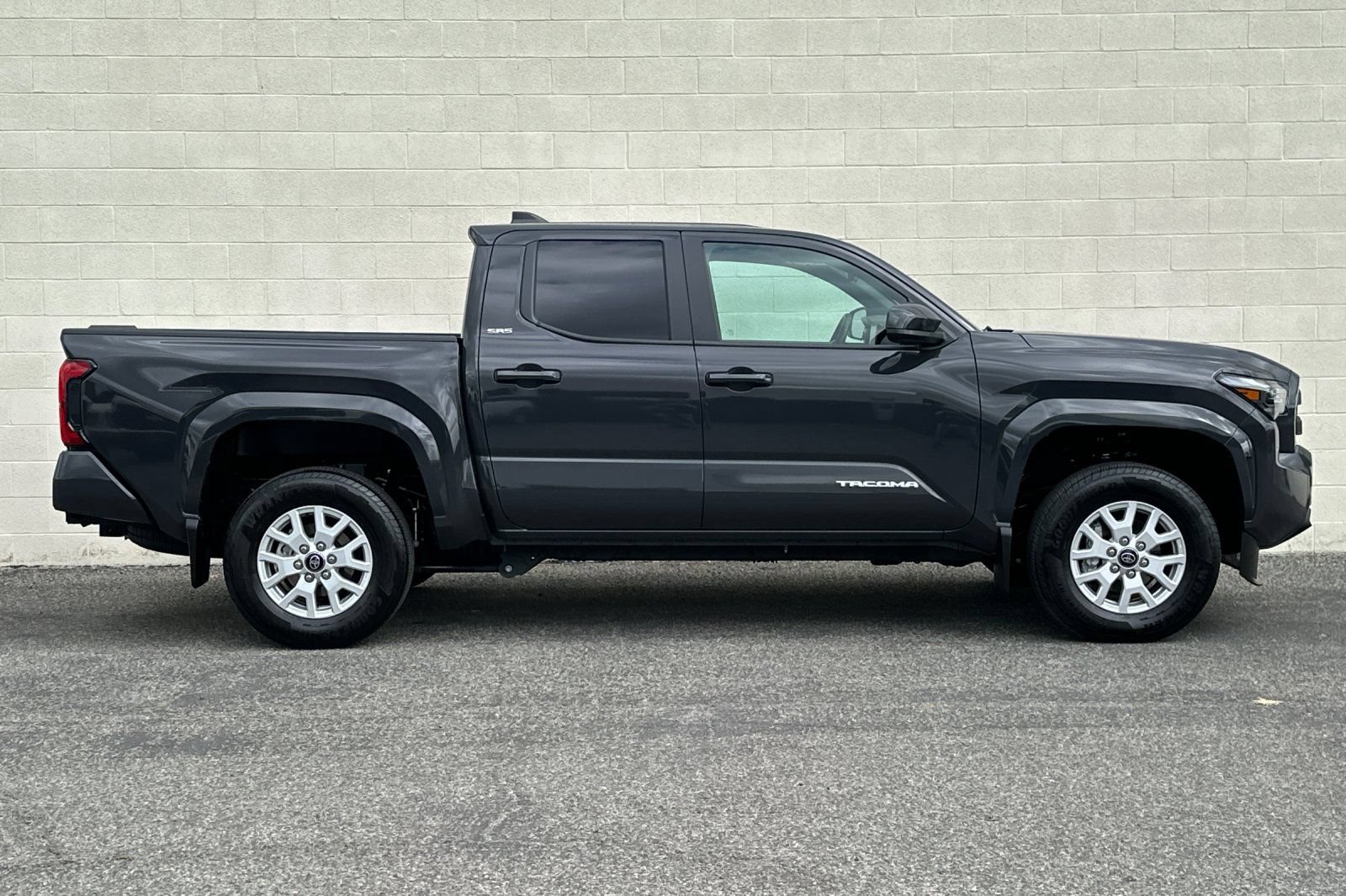 Used 2025 Toyota Tacoma SR5 AWD/4WD image 3
