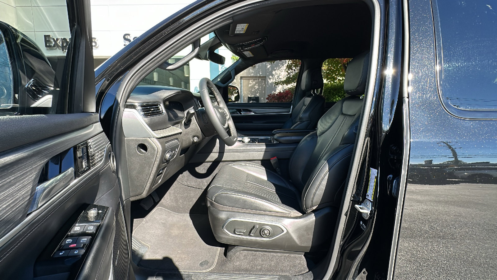 Used 2023 Jeep Wagoneer L Series II image 12