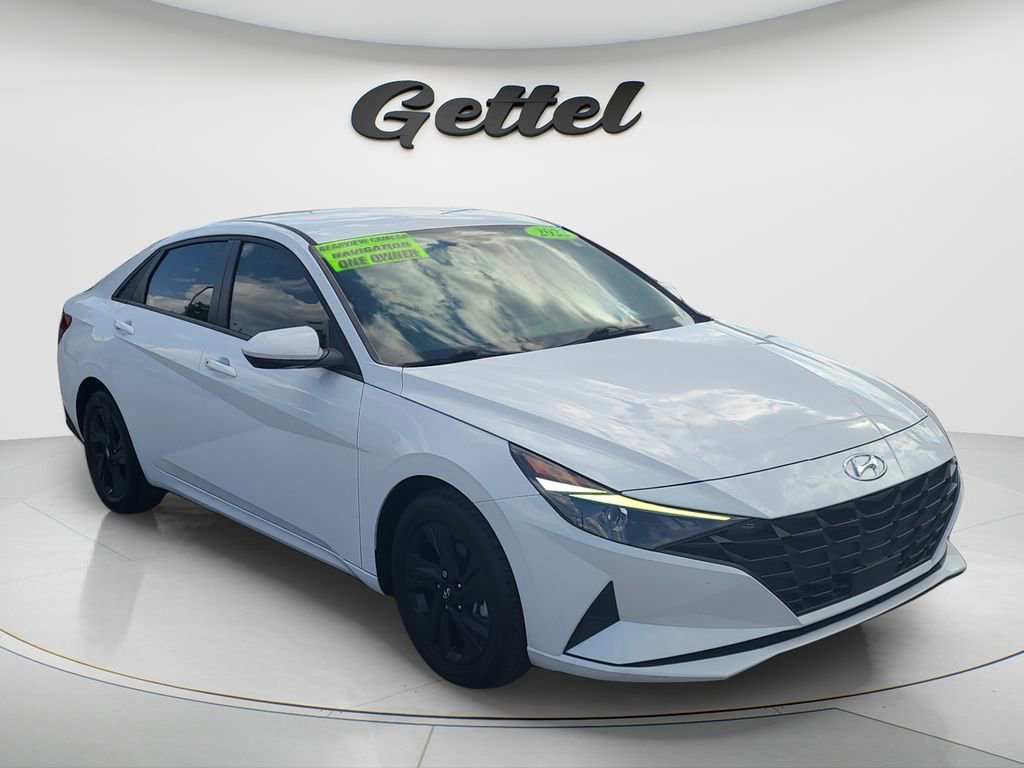 Used 2022 Hyundai Elantra SEL w/ Convenience Package FWD image 3