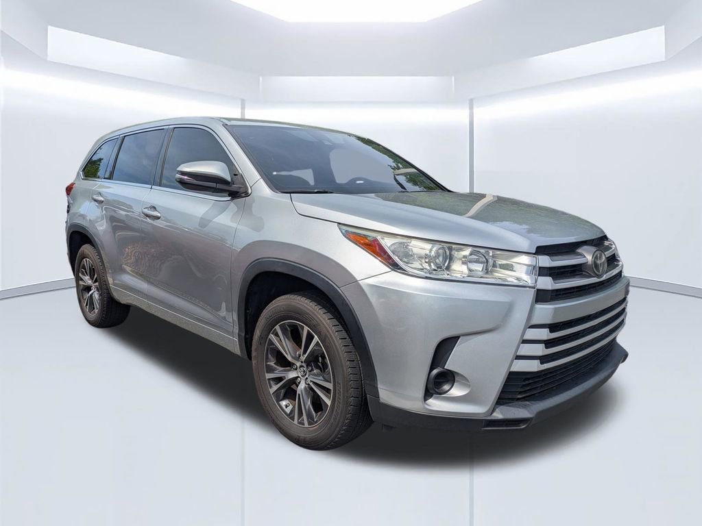 Used 2017 Toyota Highlander LE FWD image 2