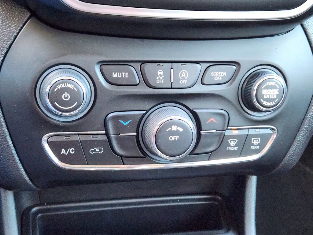 Used 2020 Jeep Cherokee Latitude Plus image 21