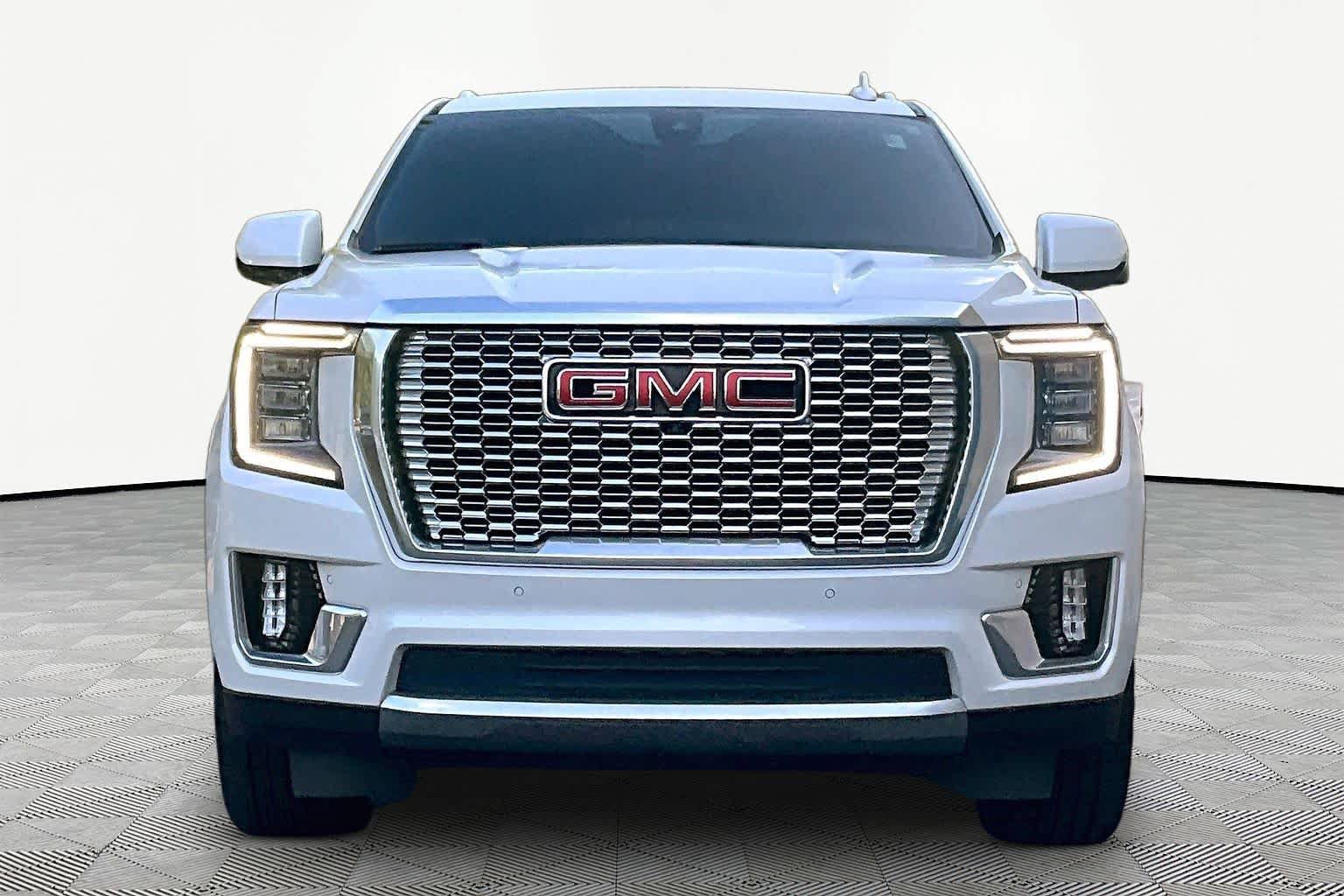 Used 2022 GMC Yukon XL Denali w/ Denali Premium Package RWD image 4