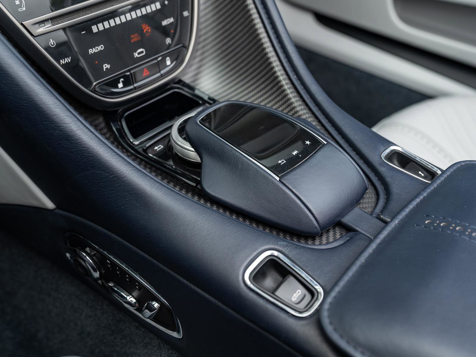 Used 2020 Aston Martin DB11 Volante image 34